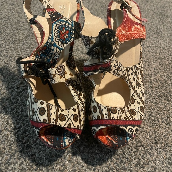 Flower Power Wedge Shoes - Picture 2 of 4